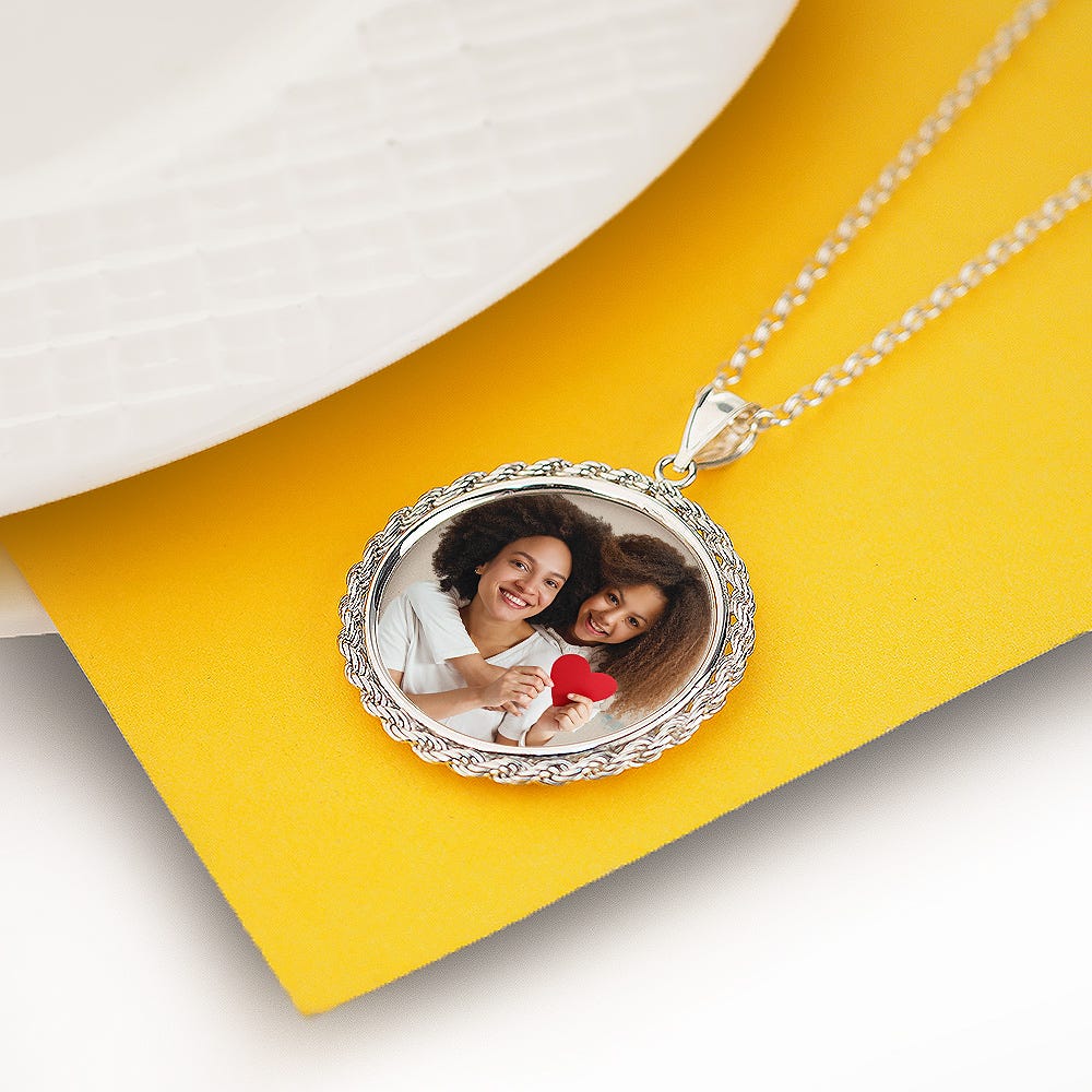 Round Rope Frame Photo Pendant